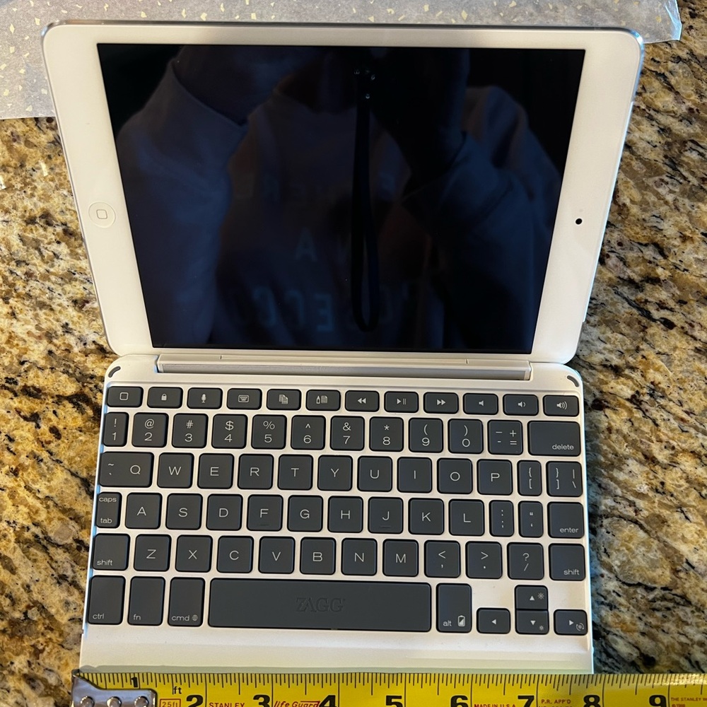 Like new - Zagg iPad Mini Smart Cover Keyboard